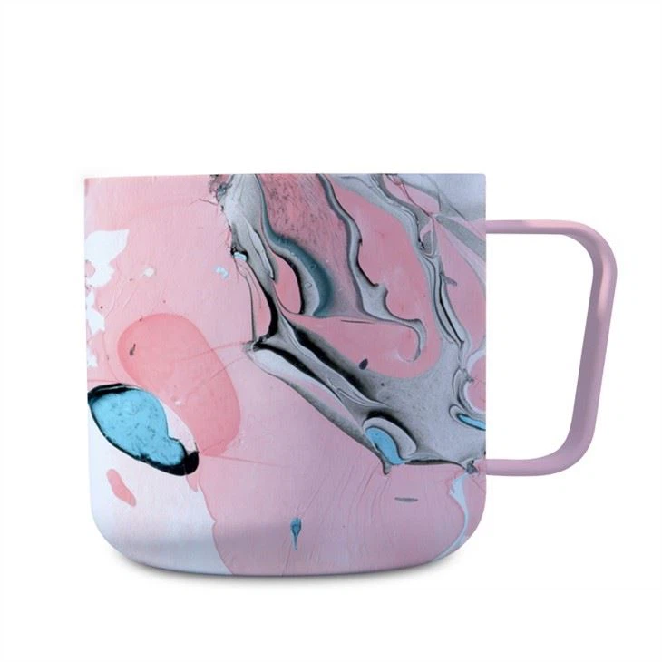 Vacker graffitiisolerad kaffemugg med lock